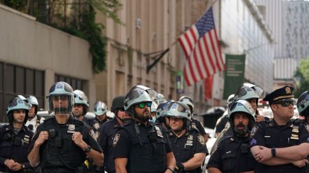 Des policiers de New York suspendus après avoir poussé un manifestant de 75 ans au sol