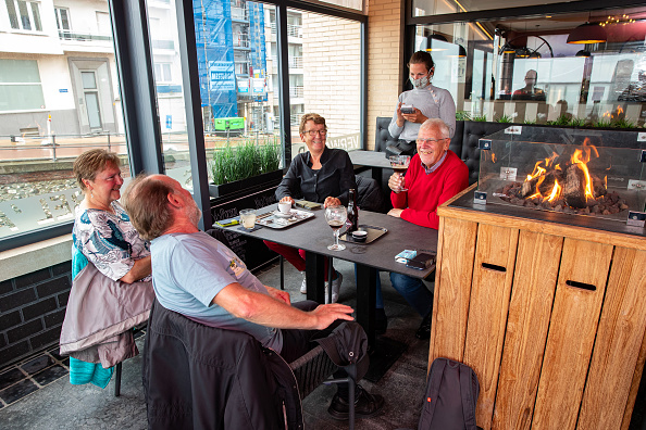 -Illustration- Un café à Blankenberge, lundi 08 juin 2020. Aujourd'hui est le premier jour de la phase 3 du déconfinement. Photo par KURT DESPLENTER / BELGA MAG / AFP via Getty Images.