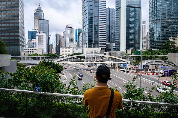 -Le 2 juin 2020, Ryan, 20 ans, qui était en première ligne lors des manifestations prodémocratie à Hong Kong, pose sur une passerelle au-dessus de Harcourt Road, près du siège du gouvernement à Hong Kong. Photo par ANTHONY WALLACE / AFP via Getty Images.