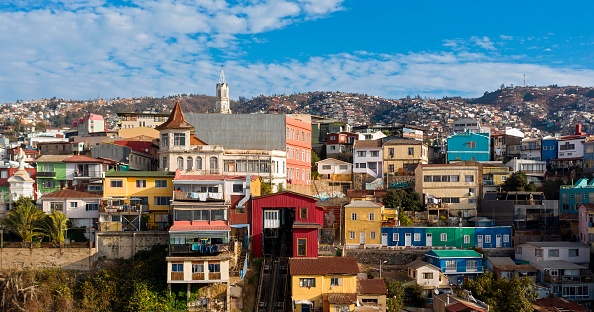 Vue de l'ascenseur "Espiritu Santo", actuellement hors service en raison de la nouvelle pandémie de coronavirus, dans l'une des collines de Valparaiso, au Chili, le 08 juin 2020. (Photo : MARTIN BERNETTI/AFP via Getty Images)