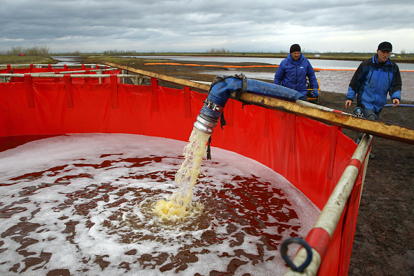 -Participation de nettoyage après un déversement massif de carburant dans la rivière Ambarnaya à l'extérieur de Norilsk le 10 juin 2020. Photo par Irina YARINSKAYA / AFP via Getty Images.