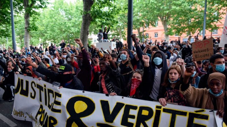 Des manifestants  à Toulouse, dans le sud de la France, le 10 juin 2020, où 2 000 personnes se sont rassemblées (Photo par REMY GABALDA/AFP via Getty Images)