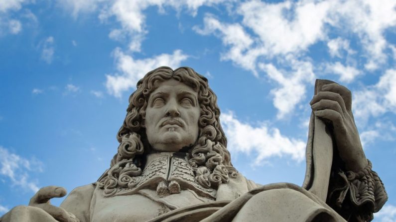 Une photo prise le 11 juin 2020 à Paris montre une statue représentant l'homme d'État français Jean-Baptiste Colbert (1619-1683) et un drapeau français sur le frontispice du Palais Bourbon où se trouve l'Assemblée nationale française (Photo par JOEL SAGET/AFP via Getty Images)