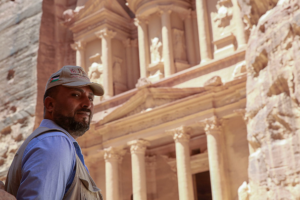 -Nayef Hilalat, 42 ans, garde l'ancienne ville jordanienne de Petra, vide de touristes le 1er juin 2020, au milieu de la crise pandémique. Photo par Khalil MAZRAAWI / AFP via Getty Images.