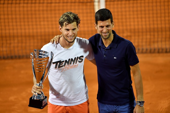 Le joueur de tennis autrichien Dominic Thiem pose pour une photo avec le joueur de tennis serbe Novak Djokovic après avoir remporté le dernier match contre le joueur de tennis serbe Filip Krajinovic lors de l'Adria Tour, le tournoi de tennis caritatif des Balkans de Novak Djokovic à Belgrade le 14 juin 2020. (Photo : ANDREJ ISAKOVIC/AFP via Getty Images)