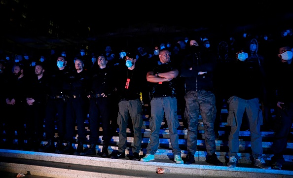 Manifestation nocturne des policiers à La Défense, à Paris, le 15 juin 2020. (Photo : GEOFFROY VAN DER HASSELT/AFP via Getty Images)