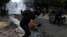 Manifestation des soignants: l’intégralité des images derrière l’interpellation d’une infirmière par les forces de l’ordre