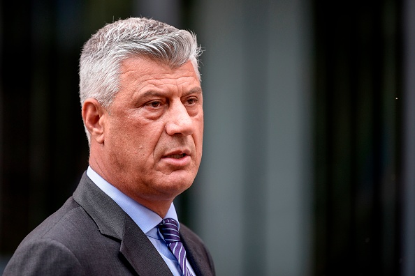 -Le président du Kosovo, Hashim Thaci, assiste à une conférence de presse avec le représentant spécial de l'UE, le 16 juin 2020. Photo par Armend NIMANI / AFP via Getty Images.