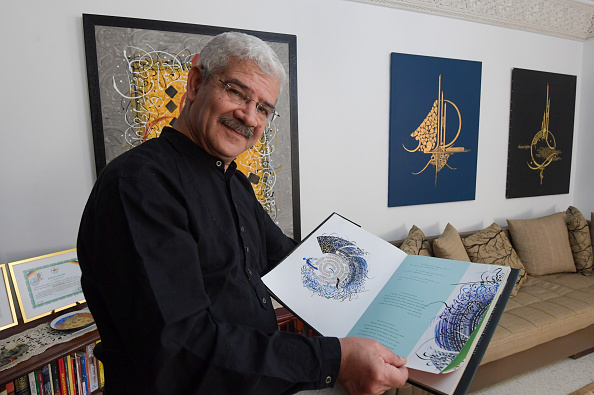 -Le calligraphe tunisien Omar Jomni expose son travail à son domicile dans la ville de Hammam-Lif, à environ 20 kilomètres au sud-est de la capitale Tunis, le 27 mai 2020. Photo de FETHI BELAID / AFP via Getty Images.