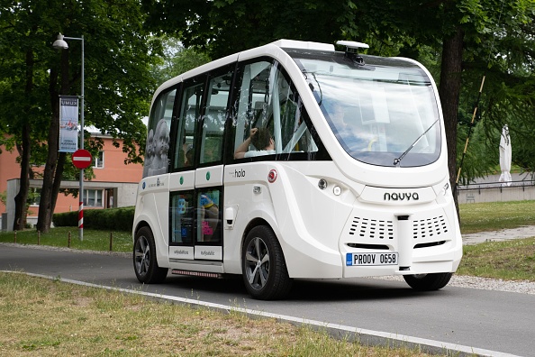 Un bus sans conducteur testé sur une route touristique à Tallin, en Estonie.(Photo : RAIGO PAJULA/AFP via Getty Images)