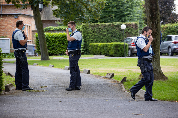 -Illustration- Le maire de Bruges De Fauw a été poignardé, samedi 20 juin 2020, ce matin devant son bureau de Bruges. Son état serait stable. La police a arrêté un suspect. Photo par KURT DESPLENTER / BELGA MAG / AFP via Getty Images.