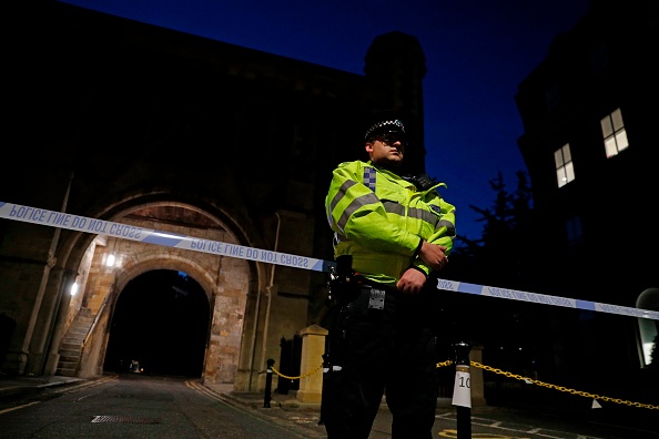 Cordon de police à l'Abbey Gateway près du parc Forbury Gardens à Reading, à l'ouest de Londres, le 20 juin 2020, à la suite d'une attaque au couteau. (Photo : ADRIAN DENNIS/AFP via Getty Images)