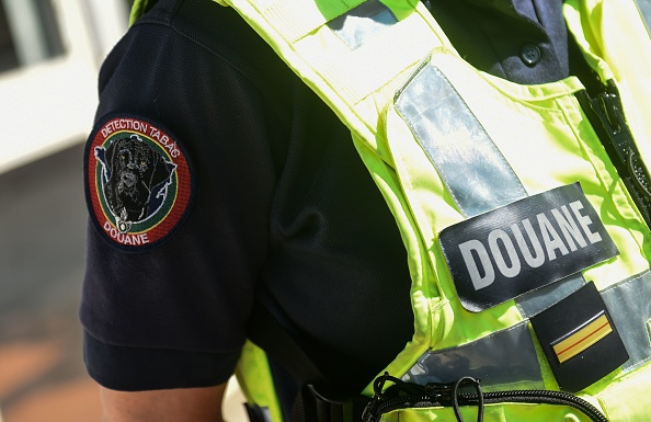 -Un agent de contrôle au poste frontière de Dancharia à l'ouverture de la frontière entre la France et l'Espagne. Photo de GAIZKA IROZ / AFP via Getty Images.