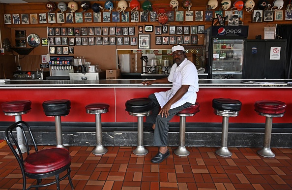 -Le patron et chef John Goodwin pose dans son restaurant maintenant fermé au cœur de Washington, DC, le 18 juin 2020. Photo par Eva HAMBACH / AFP via Getty Images.