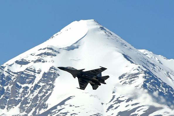 -Un avion de chasse indien survole une chaîne de montagnes près de Leh, la capitale commune du territoire de l'Union du Ladakh, le 23 juin 2020. Photo de Tauseef MUSTAFA / AFP via Getty Images.