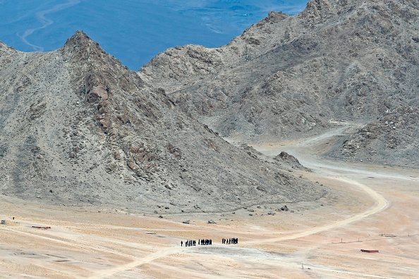 Des soldats indiens marchent au pied d'une chaîne de montagnes près de Ladakh, le 24 juin 2020. (Photo : TAUSEEF MUSTAFA/AFP via Getty Images)