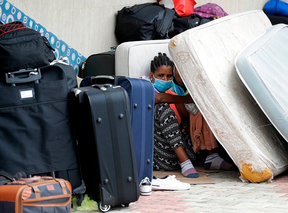 -Des employés de maison éthiopiens licenciés par leurs employeurs se rassemblent avec leurs effets personnels devant l'ambassade de leur pays à l'est de Beyrouth, le 24 juin 2020. Photo de JOSEPH EID / AFP via Getty Images.