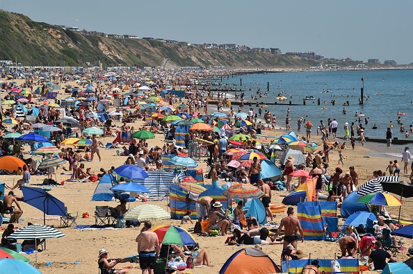 -Les baigneurs profitent du soleil en bronzant et en jouant dans la mer sur la plage de Bournemouth à Bournemouth, dans le sud de l'Angleterre, le 25 juin 2020. Photo de Glyn KIRK / AFP via Getty Images.