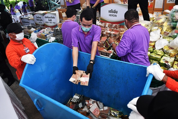 Des employés de l'Administration ont mis de l'héroïne dans un chariot à incinérer pour marquer la « Journée internationale contre l'abus et le trafic illicite de drogues » à Ayutthaya le 26 juin 2020. Photo de Lillian SUWANRUMPHA / AFP via Getty Images.