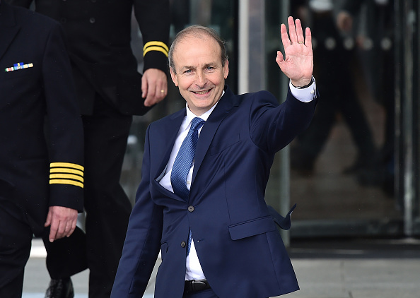 Le leader de Fianna Fail, Micheal Martin, salue les médias réunis après avoir été élu Taoiseach au Convention Center le 27 juin 2020 à Dublin, en Irlande. (Photo : Charles McQuillan/Getty Images)