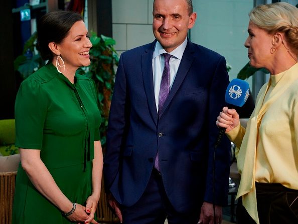 -Le président d'Islande, Gudni Th Johannesson et son épouse Eliza Reid parlent avec les médias à leur arrivée pour célébrer sa réélection à la tête de l'État le 27 juin 2020. Photo de Halldor KOLBEINS / AFP via Getty Images.