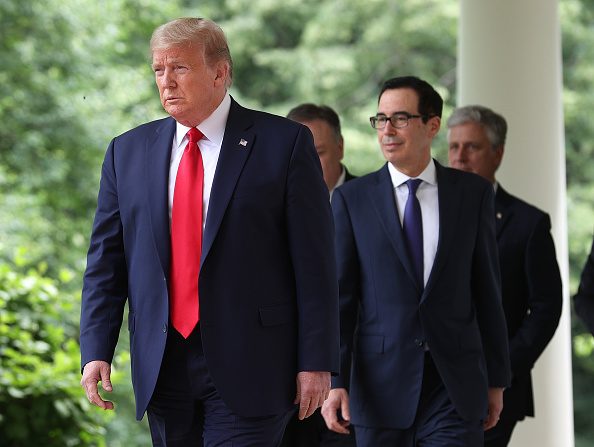 Le président américain Donald Trump entre dans le Jardin des Roses pour faire une déclaration sur les relations des États-Unis avec la Chine, à la Maison Blanche le 29 mai 2020 à Washington, DC.(Photo : Win McNamee/Getty Images)