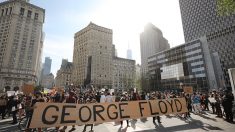 Genou à terre, des policiers soutiennent les manifestants après la mort de George Floyd