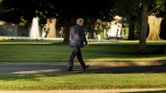 [Vidéo] Trump sort à pied de la Maison-Blanche pour se rendre à la chapelle St John incendiée la veille