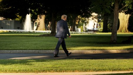 [Vidéo] Trump sort à pied de la Maison-Blanche pour se rendre à la chapelle St John incendiée la veille