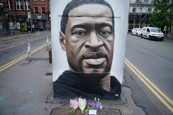 Une peinture murale de George Floyd, par l'artiste de rue Akse, dans le quartier nord de Manchester, le 03 juin 2020 à Manchester, au Royaume-Uni. (Photo : Christopher Furlong/Getty Images)