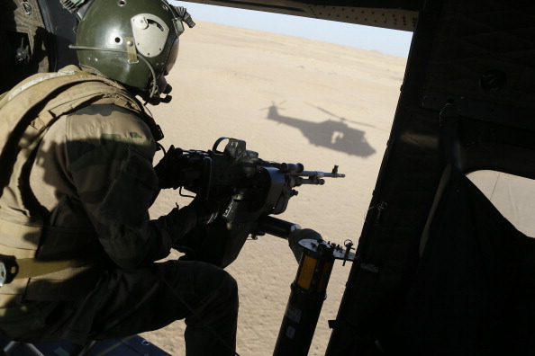 Un artilleur français dans un hélicoptère Puma volant près de Tessalit au Mali.  (Photo : KENZO TRIBOUILLARD/AFP via Getty Images)