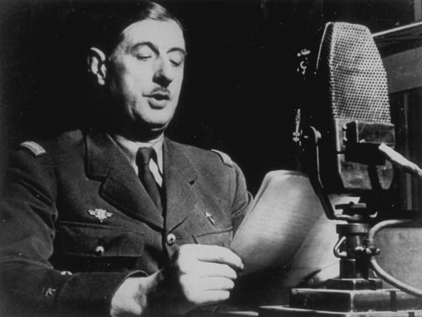 Le général Charles de Gaulle (1890 - 1970) à Londres prononçant son discours historique demandant aux Français de combattre l'Allemagne malgré la trêve signée par Marchall Petain avec Hitler. (Photo : Hulton Archive/Getty Images)