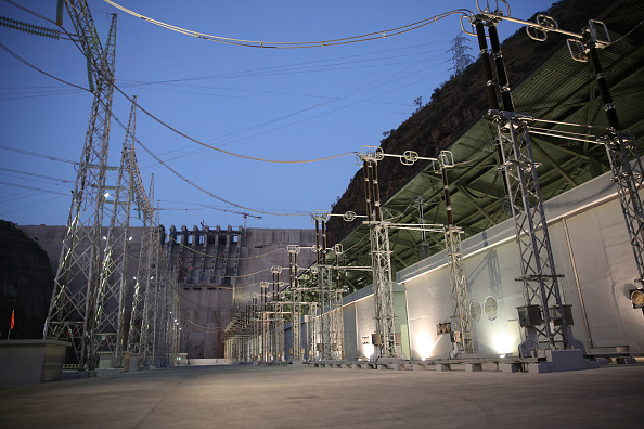 -Le barrage de Gibe III dans la vallée de l'Omo, inauguré le 17 décembre 2016 par l’Ethiopie, un barrage hydroélectrique qui vise à doubler la production d'électricité du pays. Photo / AFP via Getty Images.