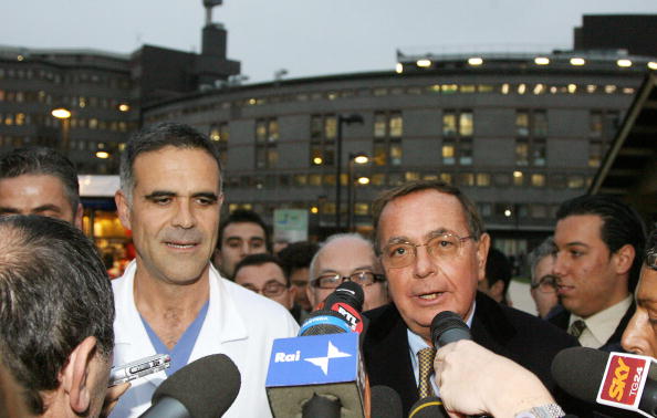 -Illustration- Le porte-parole de Silvio Berlusconi Paolo Bonaiuti et son médecin personnel le professeur Alberto Zangrillo répondent aux questions des journalistes devant l'hôpital de Milan San Raffaele. Photo GIUSEPPE CACACE / AFP via Getty Images.