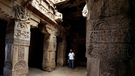 [Vidéo] Un temple oublié, vieux de 300 ans, découvert enseveli sous une colline de sable en Inde