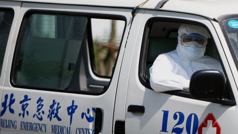 Un ambulancier est assis dans une ambulance à l'hôpital Ditan de Pékin, le 17 mai 2009. (Feng Li/Getty Images)