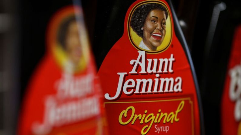 Des bouteilles de sirop pour crêpes de tante Jemima sont exposées sur une étagère au marché Scotty's le 17 juin 2020 à San Rafael, en Californie. (Photo de Justin Sullivan/Getty Images)