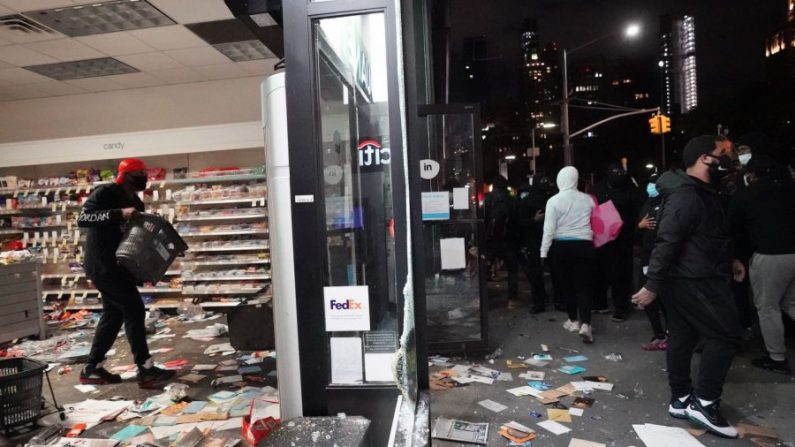 Des gens pillent un magasin lors des manifestations organisées à New York, le 1er juin 2020, à la suite du meurtre de George Floyd lors de son arrestation à Minneapolis. (Bryan R. Smith/AFP via Getty Images)