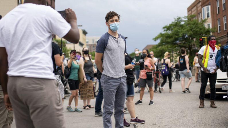 Le maire de Minneapolis, Jacob Frey, assiste à une manifestation réclamant le désengagement du service de police de Minneapolis, à Minneapolis (Minnesota), le 6 juin 2020. (Stephen Maturen/Getty Images)