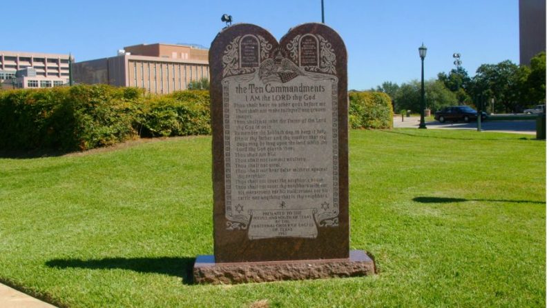 Monument des Dix Commandements situé près du Capitole de l'État du Texas. Cette photo a été prise à Austin, au Texas. (Jana Birchum/Getty Images) 