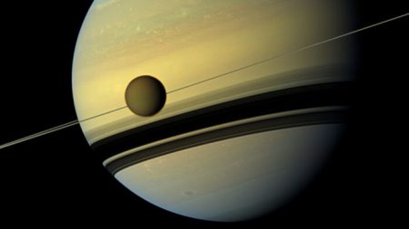 Une découverte de la NASA révèle que la lune de Saturne, Titan, dérive de sa planète-mère 100 fois plus vite qu’initialement estimé