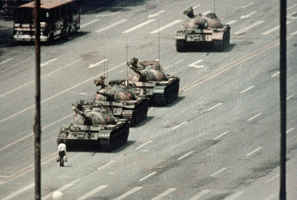 En 1989, un manifestant de Pékin avait bloqué le chemin d’un convoi de chars le long de l’avenue de la Paix éternelle près de la place Tiananmen. (©Getty Images | Bettmann)