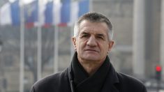 Le député Jean Lassalle chante dans son village natal pour rendre hommage aux soignants