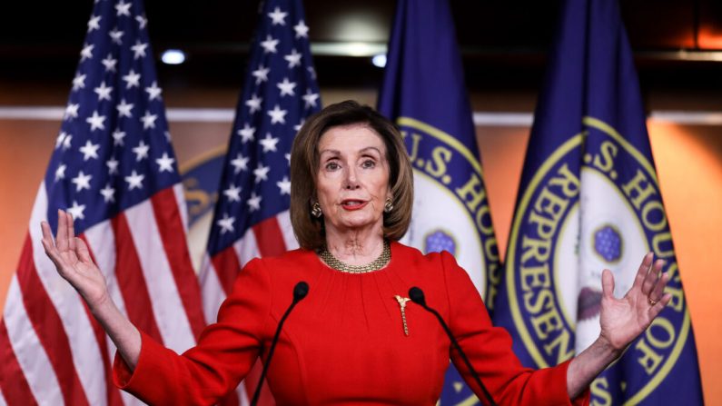 La présidente de la Chambre, Nancy Pelosi (D-Californie), s’adresse aux médias au Capitole à Washington le 19 décembre 2019. (Charlotte Cuthbertson/The Epoch Times)