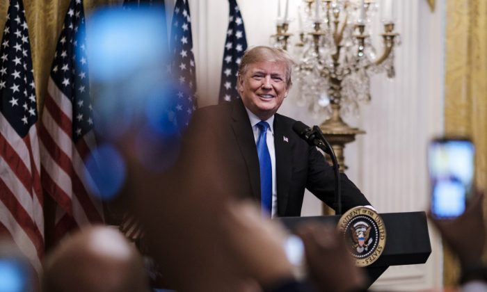 Le président Donald Trump s'adresse aux jeunes leaders conservateurs afro-américains de tout le pays dans le cadre du Sommet des jeunes leaders afro-américains de 2018 dans la salle Est de la Maison-Blanche à Washington le 26 octobre 2018. (Pete Marovich/Getty Images)