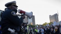 Un shérif enlève son casque et se joint à la marche pour George Floyd dans le Michigan