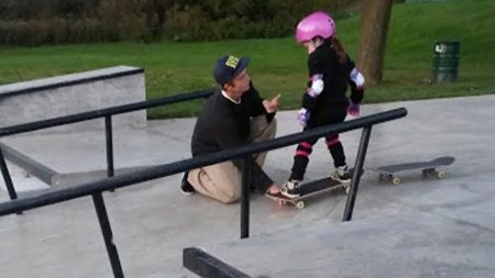 Une mère partage l’interaction surprenante d’un planchiste de 20 ans avec sa fille de 6 ans au Skate Park, sur Facebook