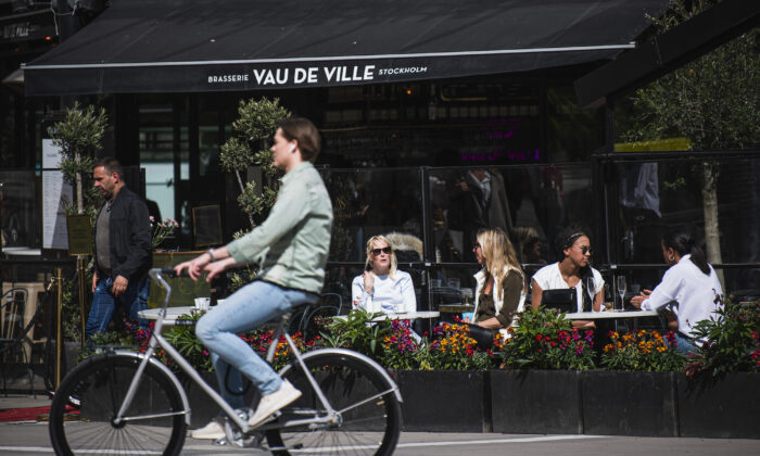 Des gens sont assis dans un restaurant à Stockholm, en Suède, le 8 mai 2020. (Jonathan Nackstrand/AFP via Getty Images)