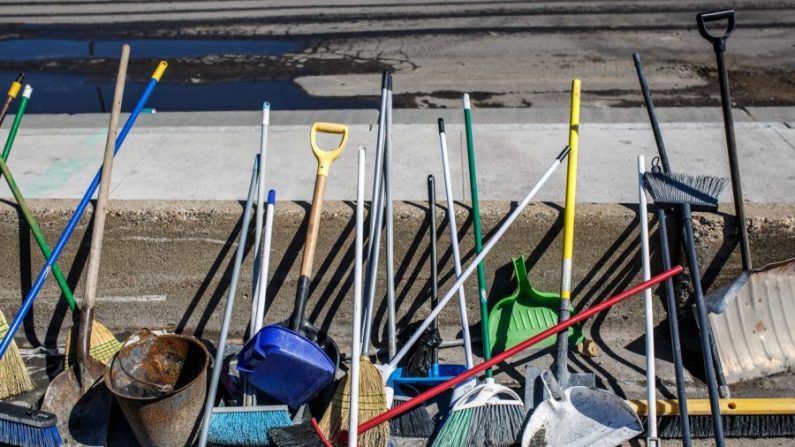 Brosses et balais utilisés par des bénévoles pour nettoyer, à la suite des protestations contre le meurtre de George Floyd, à Minneapolis, Minnesota le 5 juin 2020. (Kerem Yucel/AFP via Getty Images)