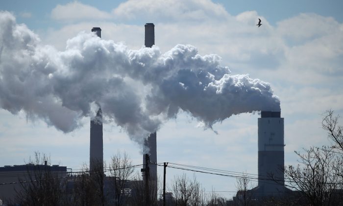 Le 9 mars 2018, à Baltimore, dans le Maryland (États-Unis) - les émissions émises par la centrale de Brandon Shores, alimentée au charbon, sont très importantes. (Mark Wilson / Getty Images)